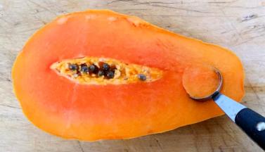 剩下一半的木瓜用挖勺挖出木瓜肉球