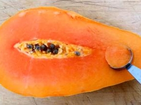 剩下一半的木瓜用挖勺挖出木瓜肉球