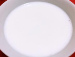 冰糖放入牛奶中加热至冰糖完全融化烧开后即可