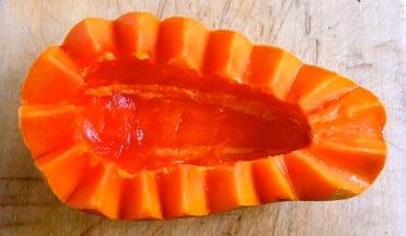 用水果刀将木瓜外出刻出花边状