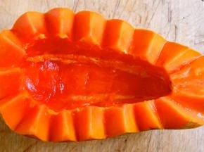 用水果刀将木瓜外出刻出花边状