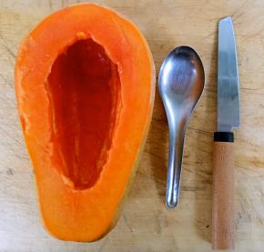 用勺子和小刀将木瓜籽去除干净