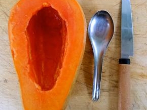 用勺子和小刀将木瓜籽去除干净