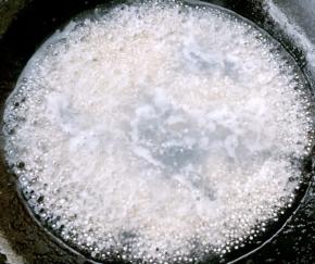 在煮西米的时候要不停的搅拌防止粘锅底