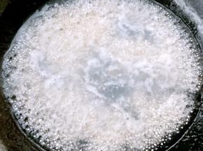 在煮西米的时候要不停的搅拌防止粘锅底