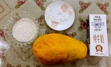 准备原材料木瓜、牛奶、西米、冰糖