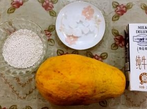 准备原材料木瓜、牛奶、西米、冰糖