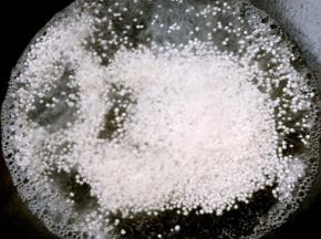 锅中烧开水放入适量的西米大火煮起来