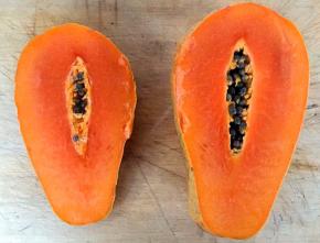 木瓜洗净一切为二