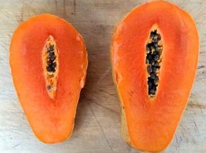 木瓜洗净一切为二