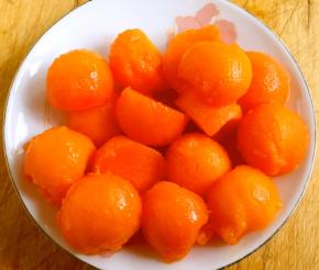 看着满盘子的木瓜肉球球好有食欲