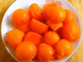 看着满盘子的木瓜肉球球好有食欲