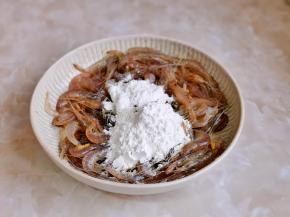 将腌制好的汤汁倒出，再加入面粉，用筷子拌均匀，使每只虾均匀裹上面粉。