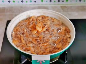 锅中加入食用油，待油温6成热时再加入虾，中火炸。