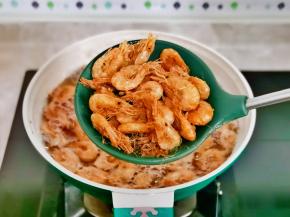 炸至金黄捞出，待油温再次升高时，复炸一次，这样口感会更酥脆。