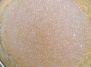 西米焖完后晶莹剔透的立即放入冷水中过凉冲洗干净沥干水份