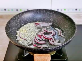 起油锅倒入洋葱丝，蒜末煸炒出香味。