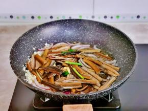 加入腌制好的鳝丝。
