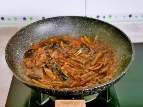 加入适量盐调味。