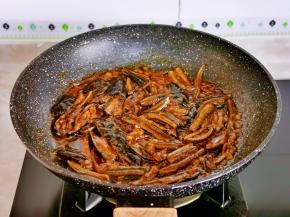 淋上水淀粉，大火收汁至浓稠。