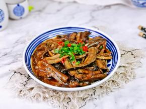 盛出装盘撒上葱花辣椒段。