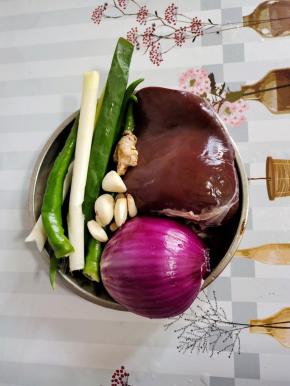 准备好所需的食材:
羊肝300克，洋葱半个，大葱一根，青椒3个，蒜瓣1个，生姜1块！全部清洗干净备用！