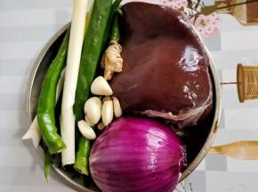 准备好所需的食材:
羊肝300克，洋葱半个，大葱一根，青椒3个，蒜瓣1个，生姜1块！全部清洗干净备用！
