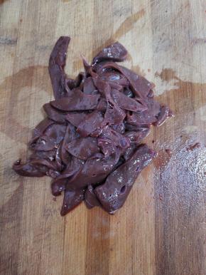 羊肝去掉筋膜(这样口感会更好一些！)，然后改刀，切成薄片备用！