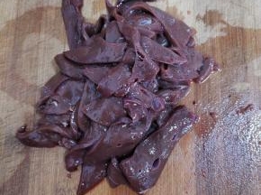 羊肝去掉筋膜(这样口感会更好一些！)，然后改刀，切成薄片备用！