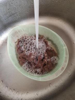 羊肝放在盆中，加入清水，反复的清洗几遍！一定要把羊肝中的血水洗净，这样才能更好的去除羊肝的腥膻味！