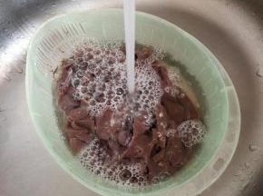 羊肝放在盆中，加入清水，反复的清洗几遍！一定要把羊肝中的血水洗净，这样才能更好的去除羊肝的腥膻味！