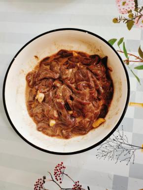 洗好的羊肝放入碗中，放入一勺鸡粉，一勺胡椒粉，几片生姜用手抓拌均匀！然后再放入适量的玉米淀粉抓拌均匀，最后再放入适量的油，封住水分，让羊肝更脆更嫩！抓拌均匀后放在一旁腌制20分钟！