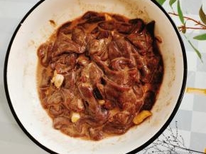 洗好的羊肝放入碗中，放入一勺鸡粉，一勺胡椒粉，几片生姜用手抓拌均匀！然后再放入适量的玉米淀粉抓拌均匀，最后再放入适量的油，封住水分，让羊肝更脆更嫩！抓拌均匀后放在一旁腌制20分钟！