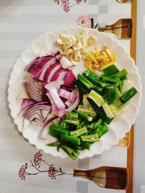 洋葱切成块，青椒切成段，大葱切成段，蒜瓣和生姜切成片备用！