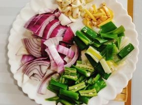 洋葱切成块，青椒切成段，大葱切成段，蒜瓣和生姜切成片备用！