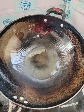 热锅凉油，把锅润好！把油烧热后到处，再重新放入适量的凉油！