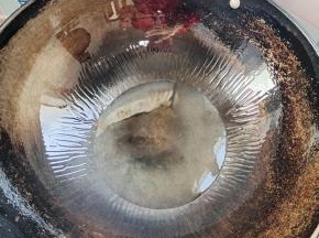 热锅凉油，把锅润好！把油烧热后到处，再重新放入适量的凉油！