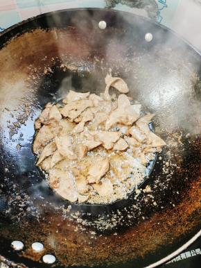 油热后，放入羊肝滑炒，这是制作羊肝最好吃的秘诀！炒至羊肝变色断生即可捞出备用！