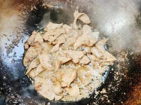 油热后，放入羊肝滑炒，这是制作羊肝最好吃的秘诀！炒至羊肝变色断生即可捞出备用！