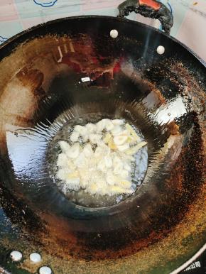 锅中放入蒜瓣，生姜爆香！