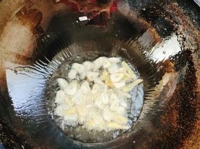 锅中放入蒜瓣，生姜爆香！