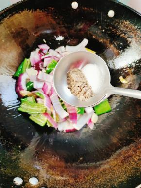 放入一勺盐和一勺胡椒粉翻炒均匀！