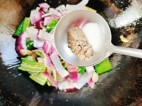 放入一勺盐和一勺胡椒粉翻炒均匀！