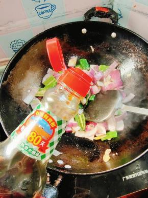 放入适量的生抽调味儿！