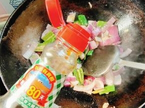 放入适量的生抽调味儿！