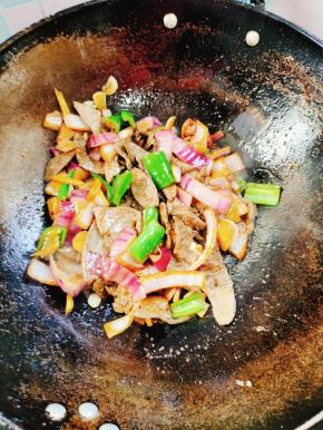 放入羊肝快速翻炒均匀！