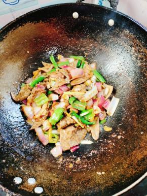 起锅前放入大葱段翻炒片刻即可！