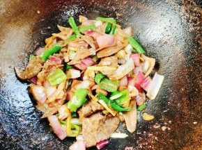 起锅前放入大葱段翻炒片刻即可！