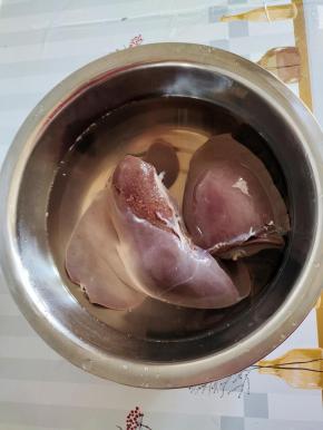 羊肝去掉筋膜，清洗两遍，再放在清水中浸泡2个小时！羊肝泡的发白了就可以捞出控干水分备用！