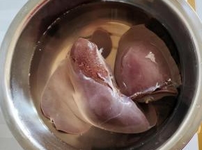 羊肝去掉筋膜，清洗两遍，再放在清水中浸泡2个小时！羊肝泡的发白了就可以捞出控干水分备用！